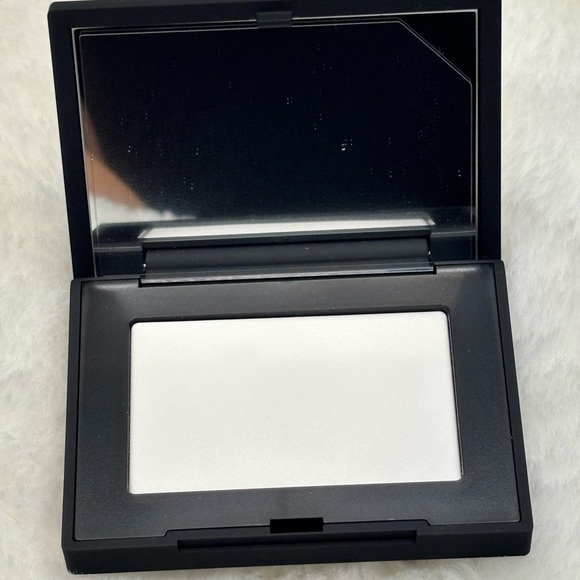 NARS MINI Compact Translucent Powder - Picture 4 of 4